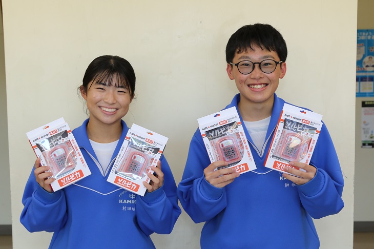 昭和styleから防災用品の寄附を受け町内小中学生に配布