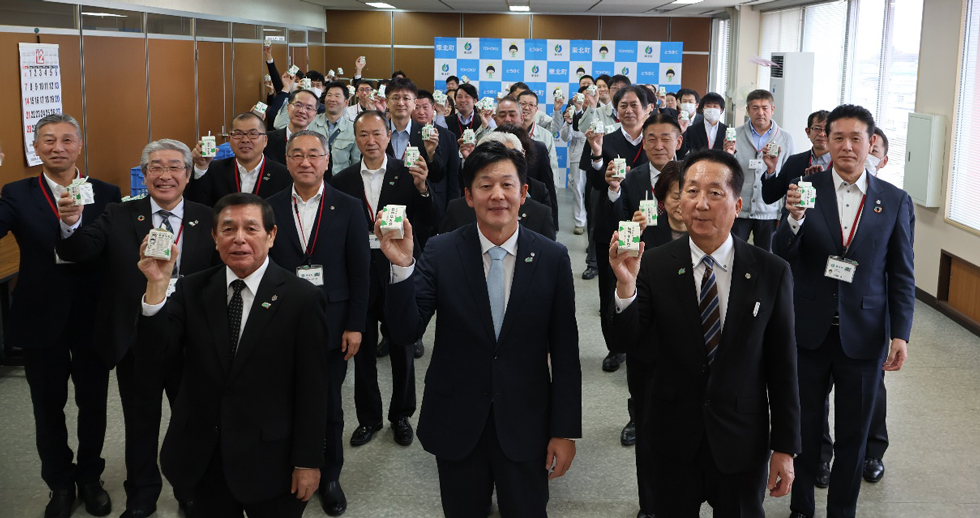 東北町役場御用納め、御用始めにて牛乳で乾杯！