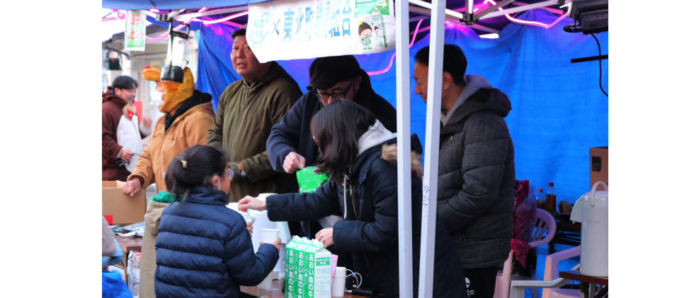 乙供駅前イルミネーション点灯式にて東北町職員組合牛乳消費ＰＲ