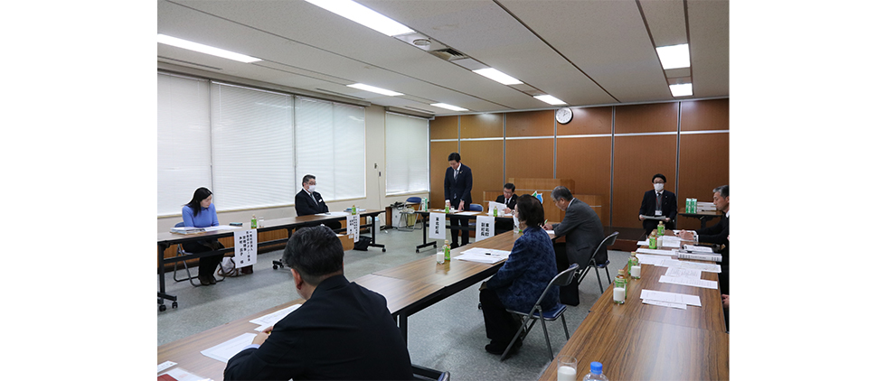 牛乳を飲みながら「東北町地域公共交通会議」開催