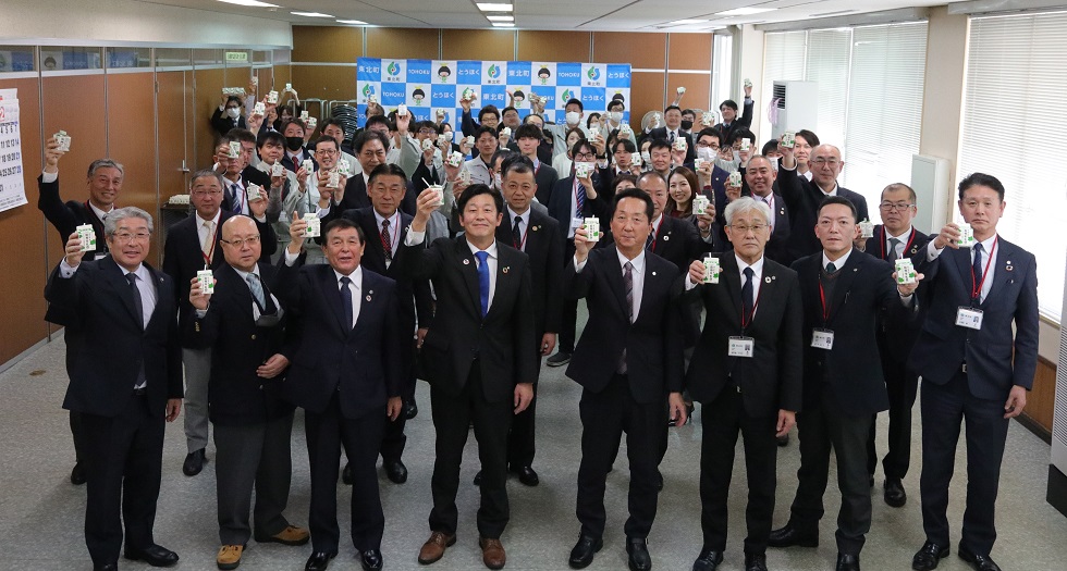 東北町役場御用納め、御用始めにて牛乳で乾杯!