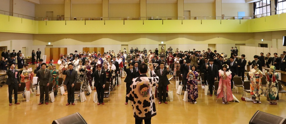 東北町成人式にて新成人の皆さんと牛乳で乾杯