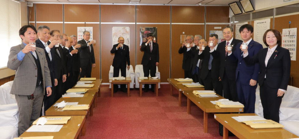 令和5年3月議会開会日に牛乳で乾杯